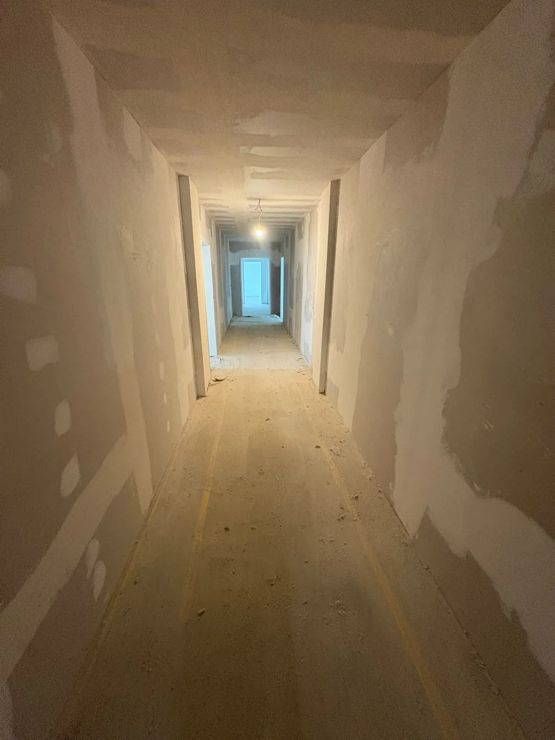 Langer Flur in einem Neubau nach der Bauzwischenreinigung